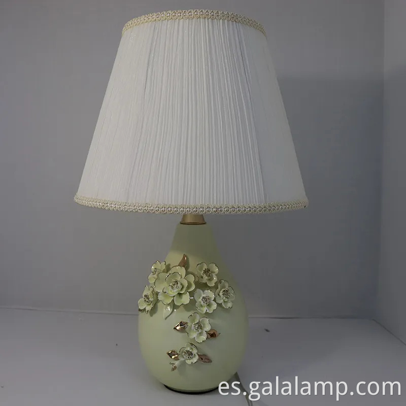 Elegante lámpara de mesa de cerámica de oro para dormitorio y sala de estar